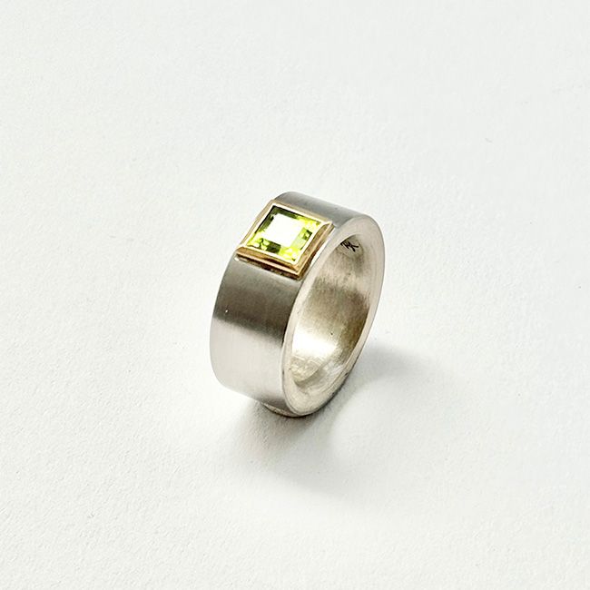 Silber-Stahl-Gold Ring mit Peridot 830€ 664€